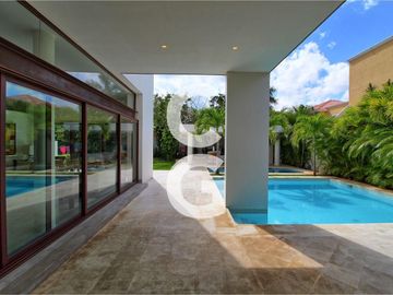 Casa en Venta en Cancun en Residencial Villa Magna Con Amplio Jardin