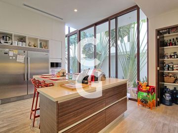 Casa en Venta en Cancun en Residencial Villa Magna Con Amplio Jardin