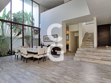 Casa en Venta en Cancun en Residencial Villa Magna Con Amplio Jardin