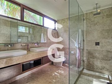 Casa en Venta en Cancun en Residencial Villa Magna Con Amplio Jardin
