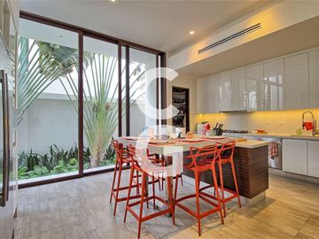 Casa en Venta en Cancun en Residencial Villa Magna Con Amplio Jardin