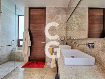 Casa en Venta en Cancun en Residencial Villa Magna Con Amplio Jardin