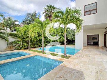 Casa en Venta en Cancun en Residencial Villa Magna Con Amplio Jardin