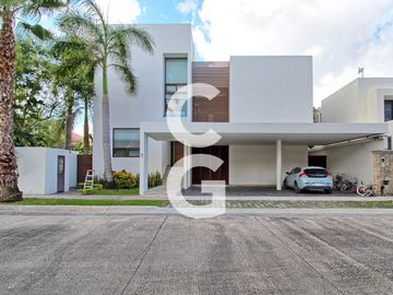 Casa en Venta en Cancun en Residencial Villa Magna Con Amplio Jardin
