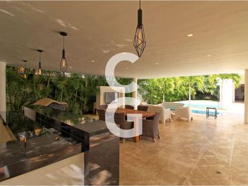 Casa en Venta en Cancun en Residencial Villa Magna Con Amplio Jardin