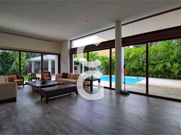 Casa en Venta en Cancun en Residencial Villa Magna Con Amplio Jardin
