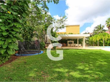 Casa en Venta en Cancun en Residencial Villa Magna Con Amplio Jardin