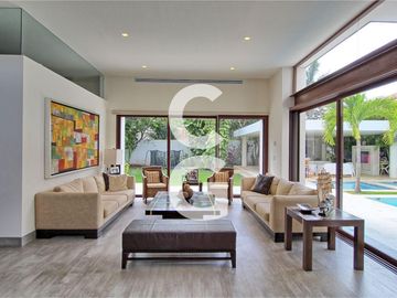 Casa en Venta en Cancun en Residencial Villa Magna Con Amplio Jardin