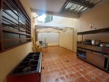 CASA DE TRES DEPARTAMENTOS Y LOCAL COMERCIAL EN VENTA SECTOR LAS ORQUIDEAS