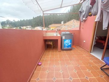 CASA DE TRES DEPARTAMENTOS Y LOCAL COMERCIAL EN VENTA SECTOR LAS ORQUIDEAS