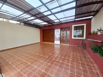 CASA DE TRES DEPARTAMENTOS Y LOCAL COMERCIAL EN VENTA SECTOR LAS ORQUIDEAS