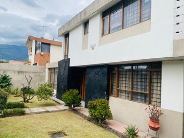 CASA EN VENTA SECTOR JIPIJAPA/ RIOCENTRO