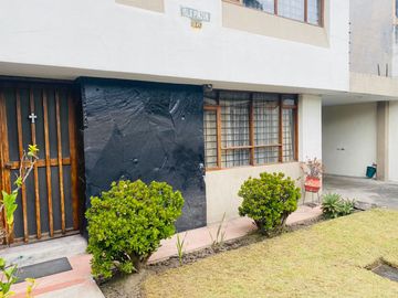 CASA EN VENTA SECTOR JIPIJAPA/ RIOCENTRO
