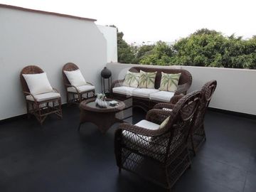Venta de amplio duplex y minidepartamento independiente, frente a parque., San Isidro
