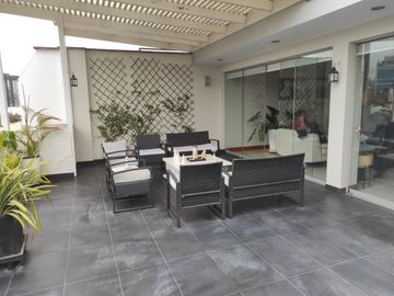 Venta de amplio duplex y minidepartamento independiente, frente a parque., San Isidro