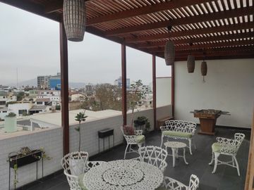 Venta de amplio duplex y minidepartamento independiente, frente a parque., San Isidro