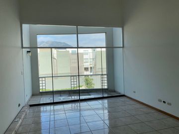 Amplio dúplex en venta en La Urb. El Derby, Surco