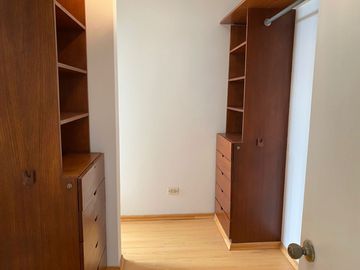 Amplio dúplex en venta en La Urb. El Derby, Surco