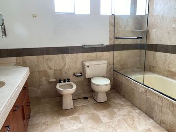 Amplio dúplex en venta en La Urb. El Derby, Surco