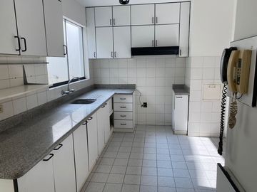 Amplio dúplex en venta en La Urb. El Derby, Surco