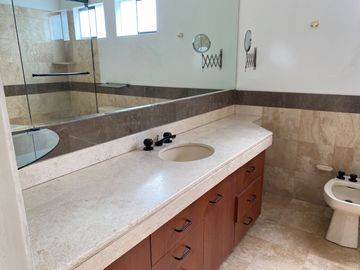 Amplio dúplex en venta en La Urb. El Derby, Surco