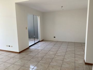 Amplio dúplex en venta en La Urb. El Derby, Surco