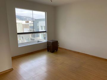 Amplio dúplex en venta en La Urb. El Derby, Surco