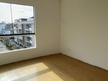 Amplio dúplex en venta en La Urb. El Derby, Surco
