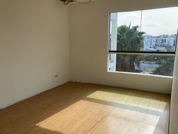 Amplio dúplex en venta en La Urb. El Derby, Surco