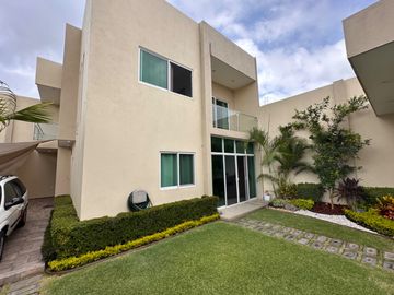 Bonita casa sola nueva en venta!