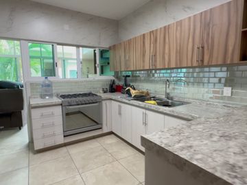 Bonita casa sola nueva en venta!