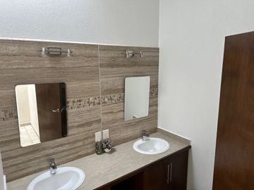 Bonita casa sola nueva en venta!