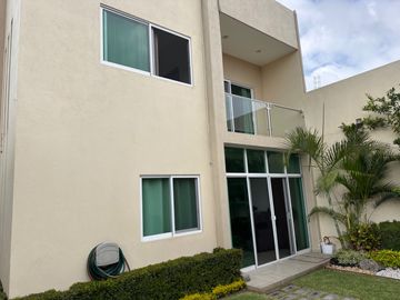 Bonita casa sola nueva en venta!