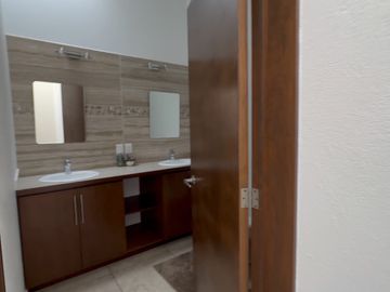Bonita casa sola nueva en venta!