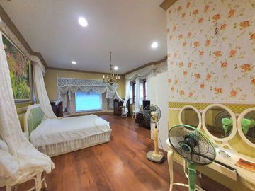 Super Sales!!House for sale with land 2 rai, 3 floors, British style, next to the Ping River, Chom Thong, Chiang Mai , No Flooding