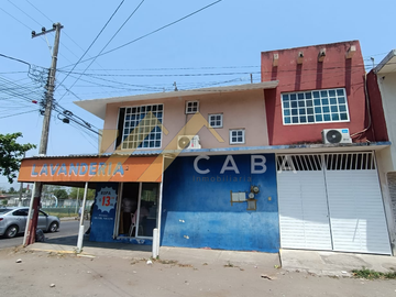 EN VENTA CASA EN ESQUINA CON LOCAL COMERCIAL, VERACRUZ.
