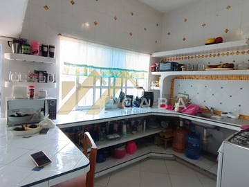 EN VENTA CASA EN ESQUINA CON LOCAL COMERCIAL, VERACRUZ.