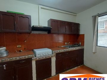 En Machala en Av. 25 de Junio y Babahoyo se Vende Casa Rentera Comercial con 2 Locales Comerciales y 3 Departamentos