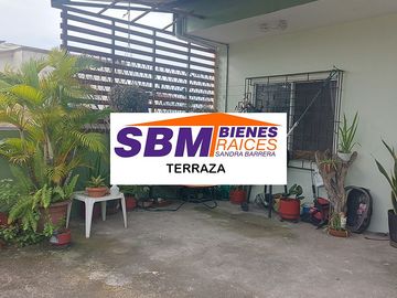 En Machala en Av. 25 de Junio y Babahoyo se Vende Casa Rentera Comercial con 2 Locales Comerciales y 3 Departamentos