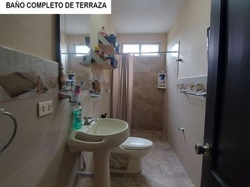En Machala en Av. 25 de Junio y Babahoyo se Vende Casa Rentera Comercial con 2 Locales Comerciales y 3 Departamentos