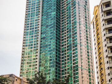 For Lease/Rent 2 bedroom with balcony facing Golf Course - near Burgos Circle/Forbestown BGC
